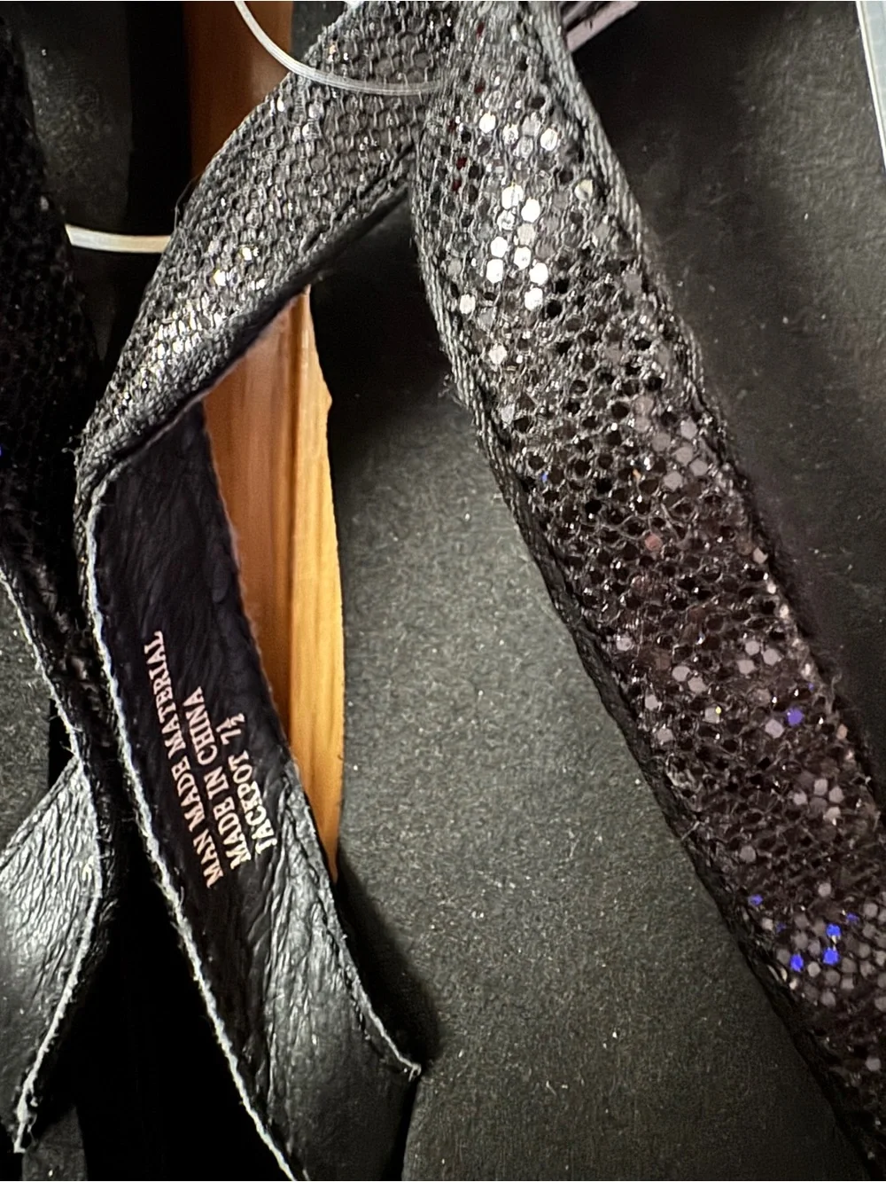 NWT Yellow Box Brand Women's Black Sequin Flip Flop Sandals - Picture 4 of 5